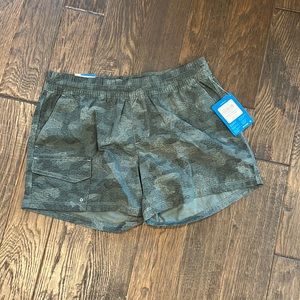Columbia shorts size medium 4L camo color.